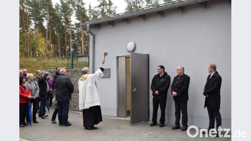 Pfarrer Markus Ertl erteilte dem neuen Hochbehälter den kirchlichen Segen. im Bild von rechts Bürgermeister Konrad Kiener, Altbürgermeister Georg Butz und Mathias Rosenmüller, der Leiter des Wasserwirtschaftsamtes Weiden. Bild: bnr