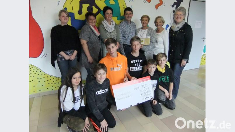 Von links hinten: Frau Mehlhorn und Frau Schallenberg (Elternbeirat), Frau Brunner und Herr Rektor Koppmann (Mittelschule), Frau Troppmann, Frau Harbig und Frau Hagn, 2. Vorsitzende (Kinderkrebshilfe) Unten von links: Nazar Karayol, Domenic Miedaner, Sandro Regn, Benedikt Meier, Hannes Mois und Jamie Bergmann (1. und 2. Klassensprecher 7B-G,
8B-M und 5A) Bild: exb