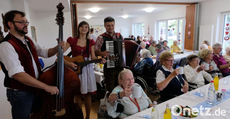 Mit ihrer urigen, fetzigen und baierischen Musik begeisterte das Geschwistertrio Baier aus Wittschau beim Oktoberfest im Seniorenwohnheim „ Am Reiserwinkel „. Bild: le