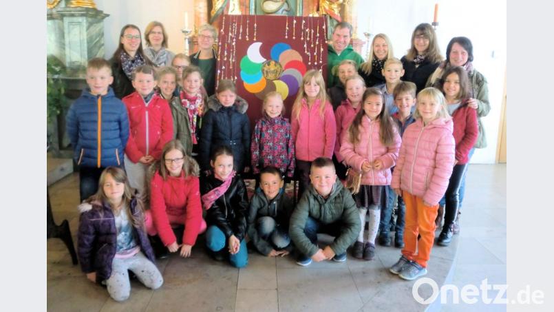 Die Teilnehmer des Kinderbibeltages mit Pfarrer Werner Sulzer. Bild: bjo