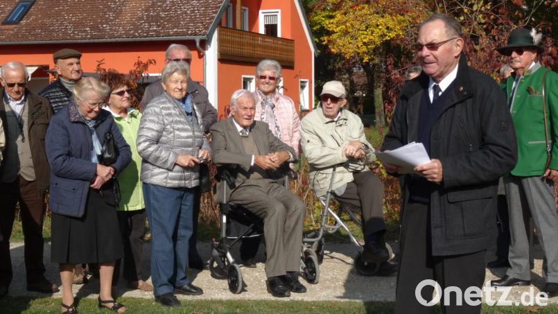Die Mitglieder der Sudetendeutschen Landsmannschaft begehen mit ihrem Vorsitzenden Hans Dittrich (Zweiter von rechts) im Stadtpark den 70. Jahrestag der Gründung. Gleichzeitig wird die Auflösung der Orts- und Kreisgruppe bekanntgegeben. Bild: hka