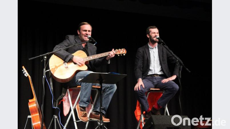 Mit dem Programm &quot;Da Billi Jean is ned mei Bua&quot; schenkt das österreichisch-schwäbische Duo Stefan Leonhardsberger und Martin Schmid (von rechts) dem Publikum in der Stadthalle mit Mundartadaptionen der Hits von Poptitanen einen mitreißenden Liederabend, der beim Publikum bestens ankommt. Bild: prh