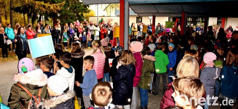 Zum Empfang stellen Schüler die Ausstellung vor. Bild: R. Kreuzer