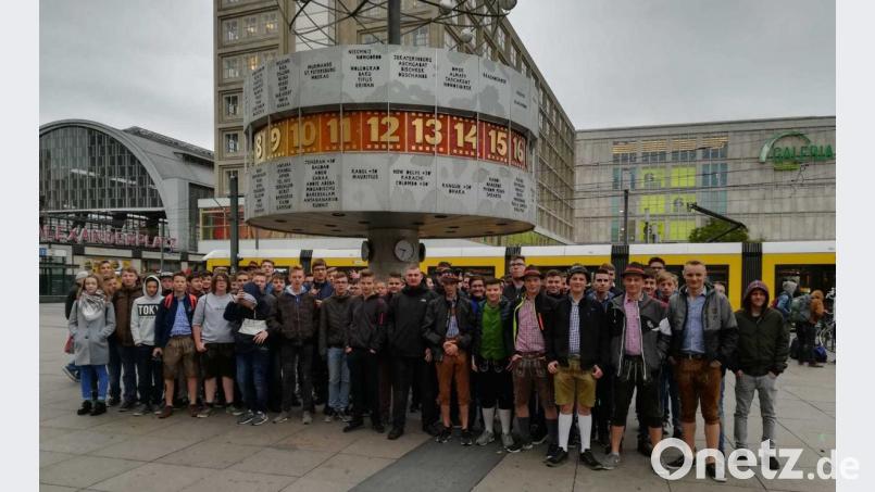 Ein Erinnerungsbild am Alexanderplatz darf nicht fehlen. Bild: exb
