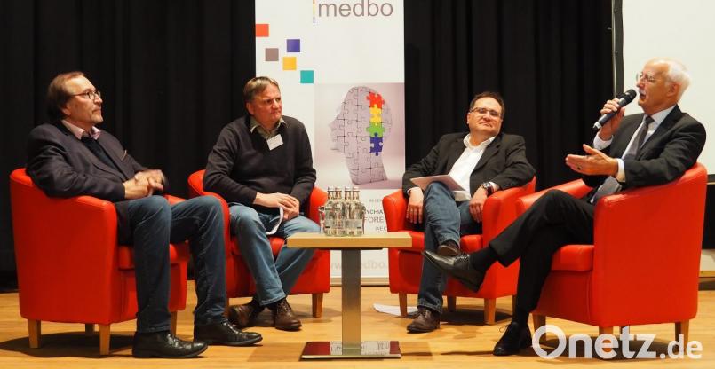 Im Podiumsgespräch erläuterten die Referenten nochmals ihre Vorträge (von links) Professor Dr. Siegfried Jedamzik, die Moderatoren Thomas Fehr und Dr. Markus Wittmann sowie Professor Dr. Horst Opaschowski Bild: Bühner