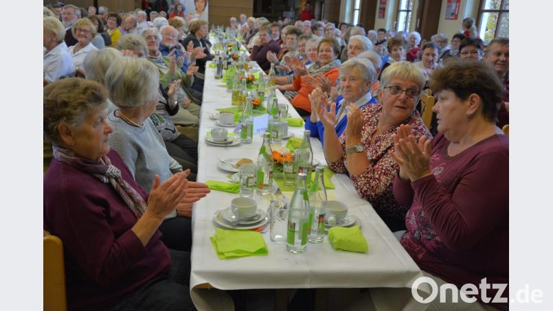 Eng zusammenrücken mussten die Besucher am Samstagnachmittag im Josefsheim. Bild: jr