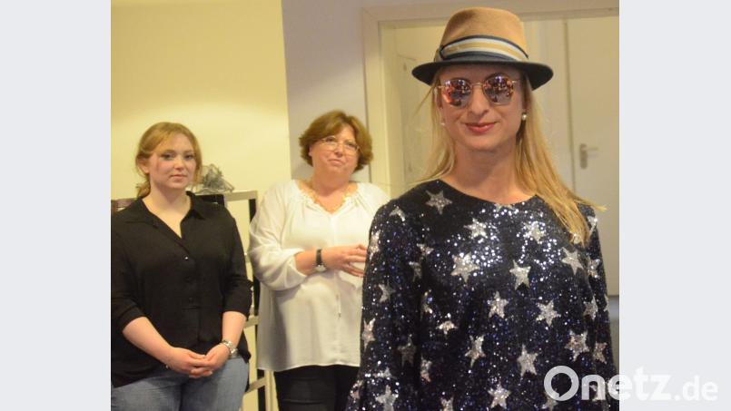 Die Sterne funkeln, wenn Isabel von Günther den Catwalk betritt. V.l. Eva Herzig und Renate Weidacher-Herzig. Bild: Kunz