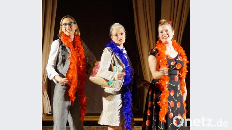 Die „drei Weibsbilder“ Gisela (Su Frisch), Edeltraud (Romy Börner) und Ursula (Carolin Juretschka) boten im Schlosssaal wieder Kabarett vom Feinsten und unterhielten die Gäste mit ihrer Show voll Gesang und Humor. Bild: weu
