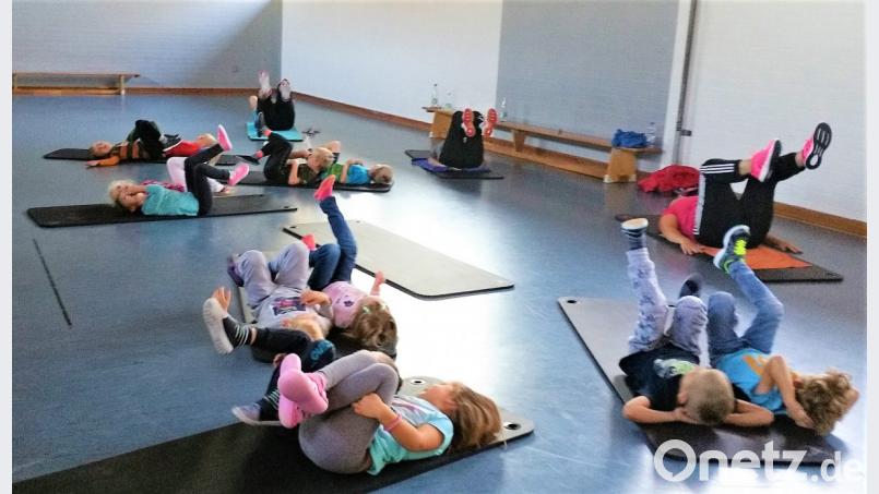 Was die Kinder leicht und lachend schaffen, bereitet den Mamis und Omis bei der Gymnastik schon manchmal Mühe. Bild: jml