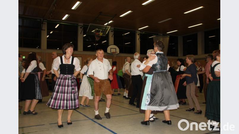 Bei den Formationstänzen kommt es nicht auf die perfekte Ausführung, sondern auf die gemeinsame Freude am Tanzen an. Bild: frd