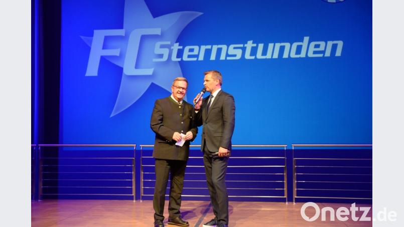 BR Sportmoderator Tom Meiler mit Ambergs Bürgermeister Martin Preuß: "Persönliche finde ich es klasse, dass bei den Benefizaktionen die Kinder, die nicht auf der Sonnenseite des Lebens stehen, gerade hier im Fokus stehen, und von den Erlösen, die hier eingespielt werden, profitieren dürfen." Bild: brü