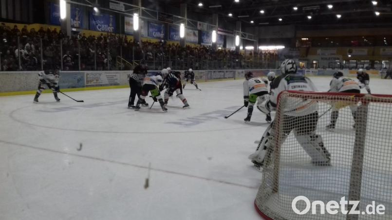 Bully vor dem Löwen-Tor. ERSC-Schlussmann Oliver Engmann hatte vor seinem Gehäuse oft mehr Betrieb, als ihm lieb sein konnte. Bild: pa
