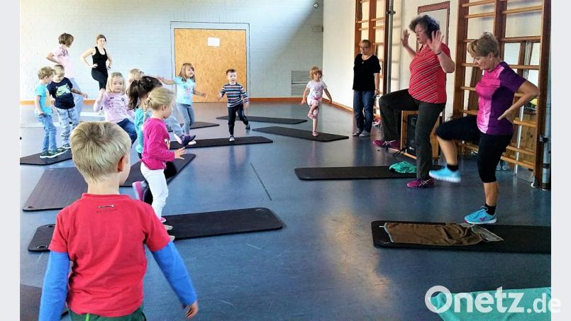 Was die Kinder leicht und lachend schaffen, bereitet den Mamis und Omis bei der Gymnastik schon manchmal Mühe. Bild: jml