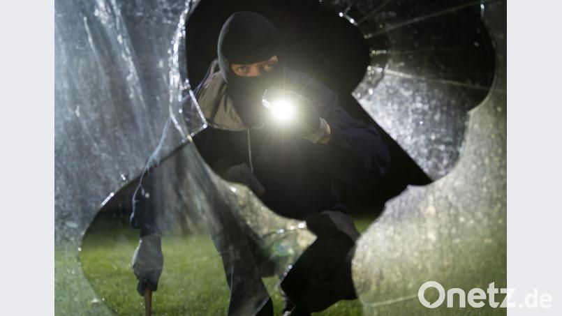 In drei Betrieben drangen unbekannte Einbrecher in der Nacht zum Samstag ein. Die Betriebsinhaber klagen neben dem Verlust ihres Eigentums auch noch über ungewöhnlich hohe Schäden an den Gebäuden. Bild: dpa