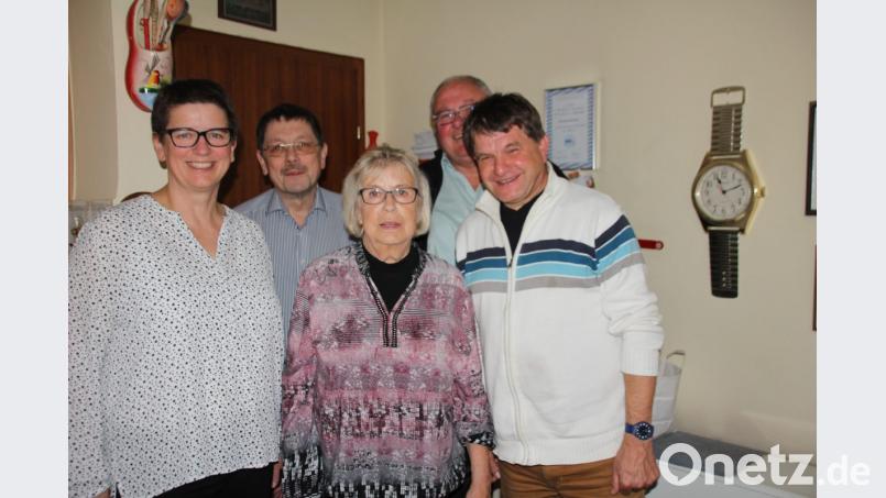 Einige Gratulanten, links Tochter Andrea, kamen schon am Vormittag zum Gratulieren vorbei, unter ihnen Bürgermeister Heinz Weigl (hinten rechts), die Geburtstagsfeier im Familienkreissollte später stattfinden. Bild: frd