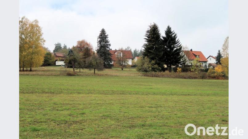 Auch nach der Aufstellung einer Einbeziehungssatzung, um das Grundstück (Bildmitte, zwischen den drei großen Nadelbäumen) in den bebaubaren Innenbereich einzugliedern, gab es von Seiten des Landratsamtes keine Zustimmung. Der Gemeinderat beharrt jedoch auf der einstigen Genehmigung durch die Kreisbaubehörde. Der Ausgang bleibt offen. Bild: bsc
