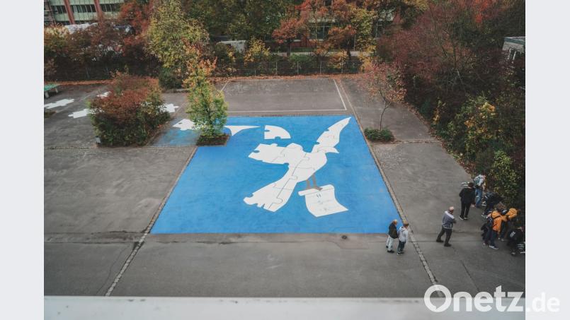 Das Gemälde mit der Friedenstaube auf dem Schulhof der Hans-Scholl-Realschule wurde erneuert. Dort legen die Klassensprecher weiße Rosen und Flugblätter nieder. Bild: Lukas Meister