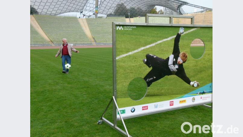 BSB- Kreisvorsitzender Richard Hofmann "testet" einen Törhüter des FC Bayern Bild: rn