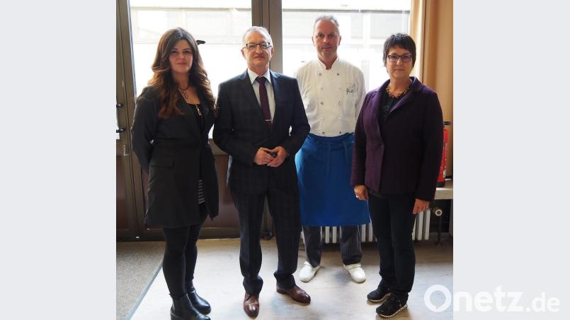 Mitwirkende am Informationstag des Brustzentrums Weiden-Marktredwitz (von links): Natalie Wettinger von Hair Jantulik, der Chefarzt der Frauenklinik Weiden Dr. Albert Roßmann, Klinikum-Chefkoch Martin Schiener und die zertifizierte Kräuterführerin Ulrike Gschendtner.) Bild: Bühner