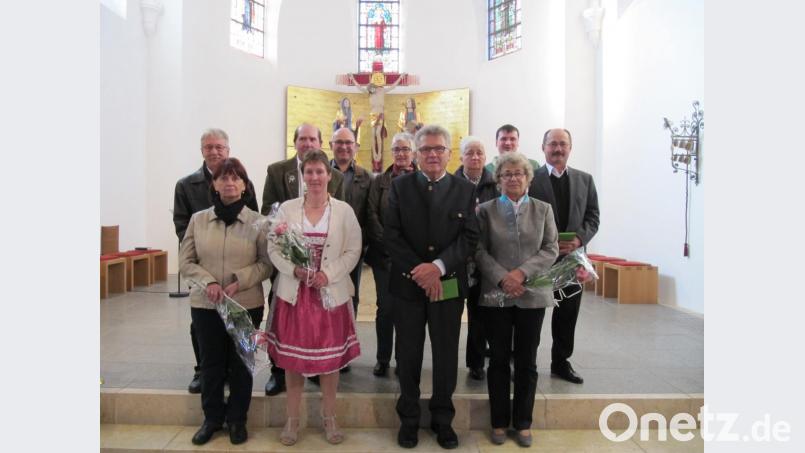 Die Ehejubilare vor dem Altar in St. Pankratius. Bild: exb