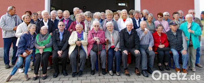 Die Gäste aus Nürnberg vor dem Gerätehaus der Freiwilligen Feuerwehr Thanheim. Bild: sön