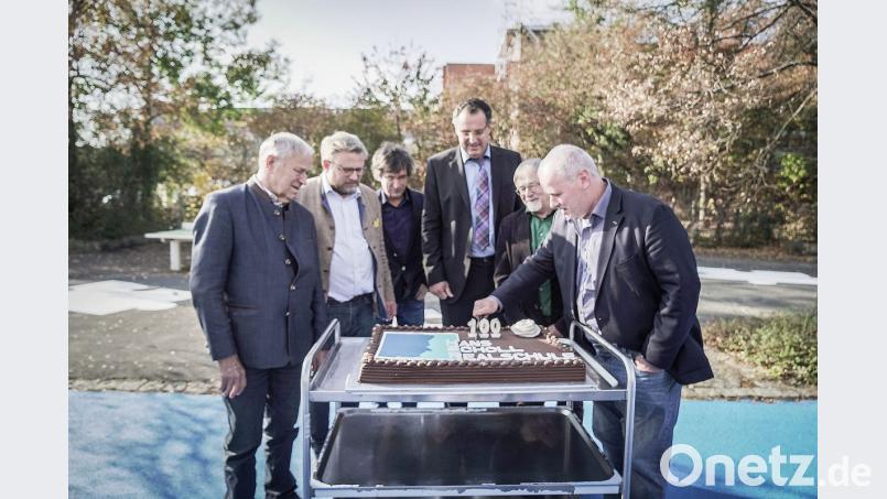 Hans Schuierer (von links), Karl Graf Stauffenberg, Thomas Muggenthaler, Michael Meier und Veit Wagner schauen Julian Aicher genau zu, wie er die Torte zum 100. Geburtstag seines Onkels Hans Scholl anschneidet. Bild: Lukas Meister