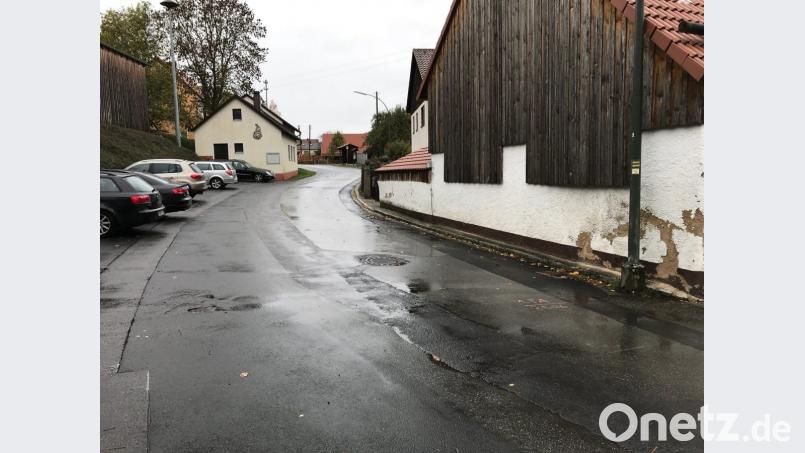 20 Meter lang ist das Straßenstück, dass nach Meinung von Günther Meißner nur durch einen Vollausbau zu sanieren ist. Angeblich rutscht hier der Hang ab. Bild: eig