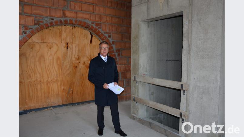 Bürgermeister Franz Stahl im Neubau beim Aufzug und dem Übergang zum Hauptgebäude. Bild: jr