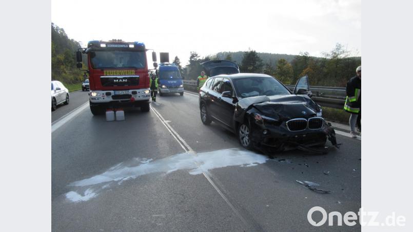 THW und Feuerwehr sicherten die Unfallstelle ab. Die BMW-Fahrerin, Verursacherin der Karambolage, wurde mit leichten Verletzungen in ein Krankenhaus eingeliefert. Bild: exb/THW Nabburg