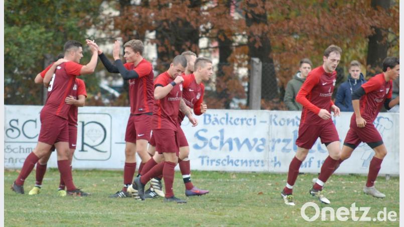 Jubel beim TSV Waldershof: Der Spitzenreiter der Kreisklasse Stiftland feierte beim Tabellenzweiten ATSV Tirschenreuth einen klaren 3:0-Sieg. Bild: gb