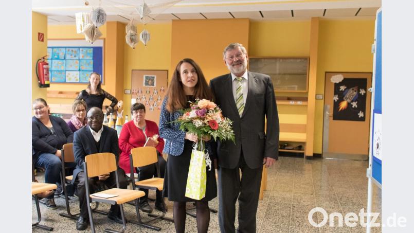 Bürgermeister Josef Schmidkonz überreichte Edith Bracke einen kleinen Gemeindetrunk sowie einen Blumenstrauß. Bild: dtr