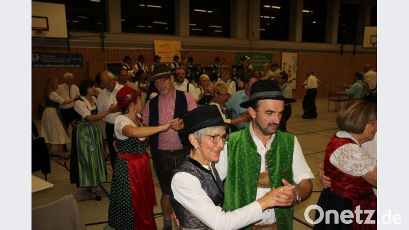 Bei den Formationstänzen kommt es nicht auf die perfekte Ausführung, sondern auf die gemeinsame Freude am Tanzen an. Bild: frd