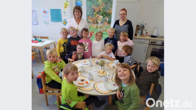 Gemeinsam macht den Vorschulkindern das Frühstücken viel mehr Spaß als alleine. Das finden auch ihre Erzieherinnen Eva Weidner (links, hinten) und Irene Koppmann. Bild: jml