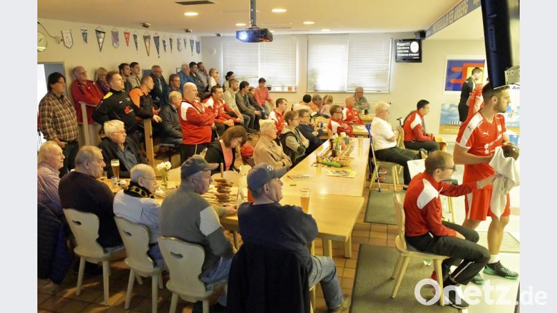 Viele Kegelsportfreunde wollten sich den Spitzenreiter Rot-Weiß Zerbst im FC-Kegelstüberl nicht entgehen lassen Bild: Ziegler