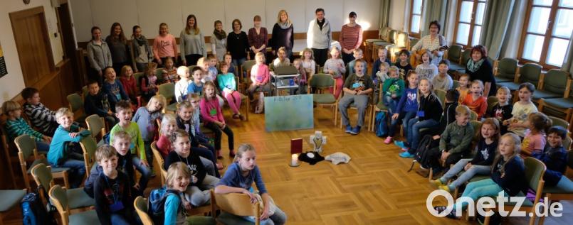 Groß ist die Gruppe der Kinder, die sich unter Betreuung von zwölf Mitarbeiterinnen an den beiden ökumenischen Kinderbibeltagen beteiligt. Bild: le