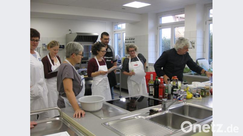 Umringt von "Lehrlingen" zeigt der Spitzenkoch, was er kann. Bild: exb