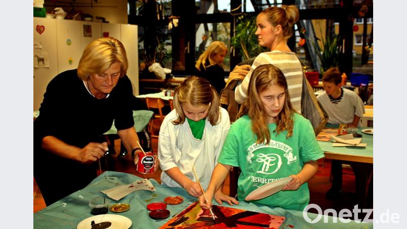 Zum Empfang stellen Schüler die Ausstellung vor. Bild: R. Kreuzer