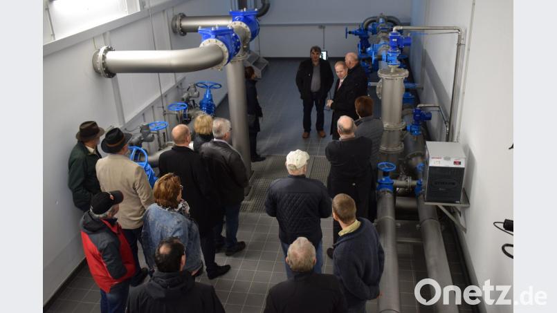Die Gäste warfen einen Blick ins Pumpenhaus mit den liegenden Rohrmantelpumpen. Bild: bnr