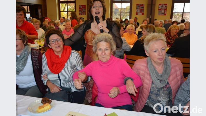 Stargast Brigitte Traeger mischt sich unter die Besucher und singt dort ihre Hits. Bild: jr