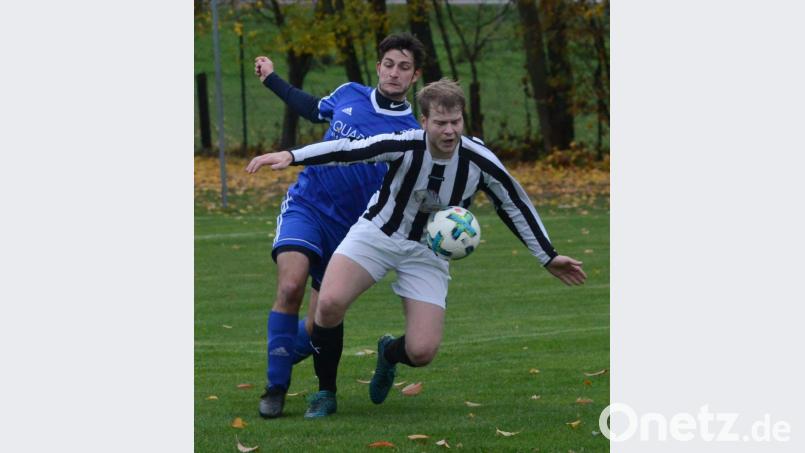 Der Kemnather Toni Walter (vorne) schirmt den Ball vor dem Schmidgadener Andreas Werner ab. Der FC siegte am Buchberg etwas zu hoch mit 3:0. Bild: ham