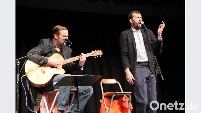 Mit dem Programm &quot;Da Billi Jean is ned mei Bua&quot; schenkt das österreichisch-schwäbische Duo Stefan Leonhardsberger und Martin Schmid (von rechts) dem Publikum in der Stadthalle mit Mundartadaptionen der Hits von Poptitanen einen mitreißenden Liederabend, der beim Publikum bestens ankommt. Bild: prh