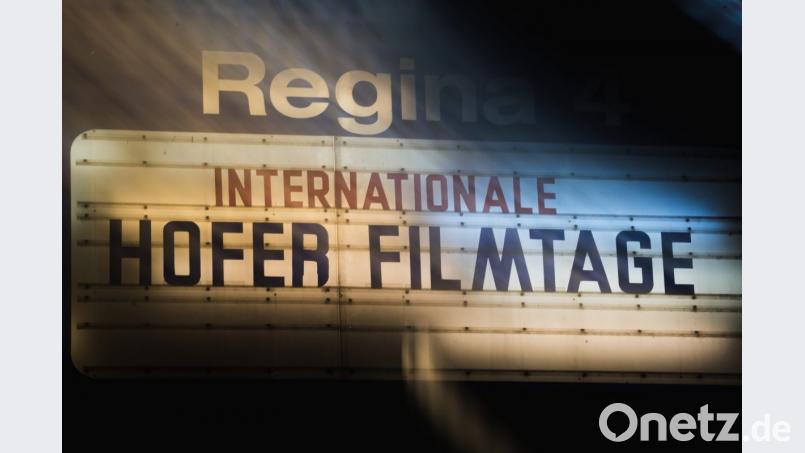 Auf einer Anzeigetafel ist die Aufschrift „Internationale Hofer Filmtage“ zu lesen. Foto: Nicolas Armer/Archiv Bild: Nicolas Armer
