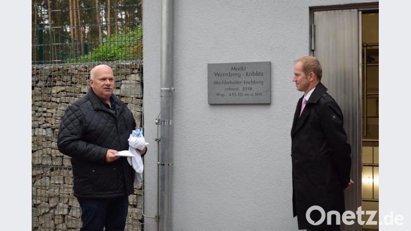 Eine Gedenktafel erinnert an den Bau des Hochbehälters am Fischberg. Dipl. Ing. Peter Kaltenberger vom Ingenieurbüro Zwick (links) und Bürgermeister Konrad Kiener enthüllen die Tafel. Bild: bnr