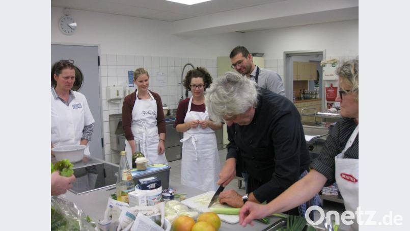 Die Lehrkräfte dürfen Spitzenkoch Gerd Reinhardt über die Schulter schauen. Bild: exb