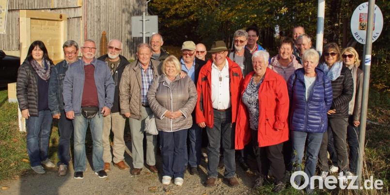 Monika Mutzbauer (mit roter Jacke, daneben ihr Ehemann Hans) empfing im Schönseer Land ihre ehemaligen Schulkameraden aus der Umgebung von Dresden. In Friedrichshäng wurden die Besucher aus Sachsen auch von Bürgermeisterin Birgit Höcherl (links) begrüßt. Bild: mmj