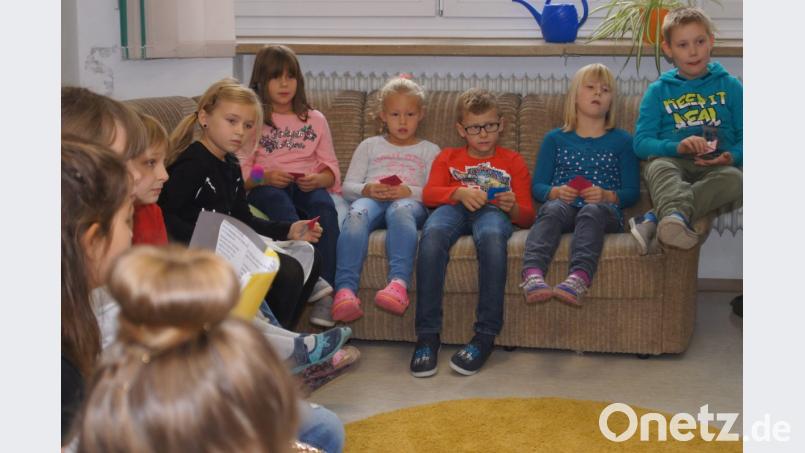 Konzentriert lauschen die Kinder der Sams-Geschichte. Bild: ela