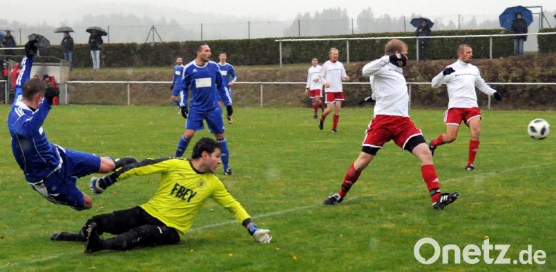 Das Stiftlandderby zwischen dem TSV Konnersreuth und der SpVgg Wiesau war mit 5:0 eine klare Sache für den TSV. Hier kam Nico Wolf (links) vor SpVgg-Torwart Flavio de Sousa Batista zum Schuss, die Wiesauer Daniel Kißwetter und Christian Zettl (rechts) schauen dem Ball hinterher. Bild: heh