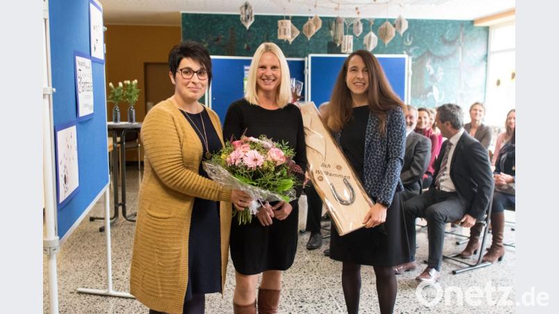 Einen Blumenstrauß und ein Willkommensschild erhielt Edith Bracke von den Vertretern des Elternbeirates. Bild: dtr