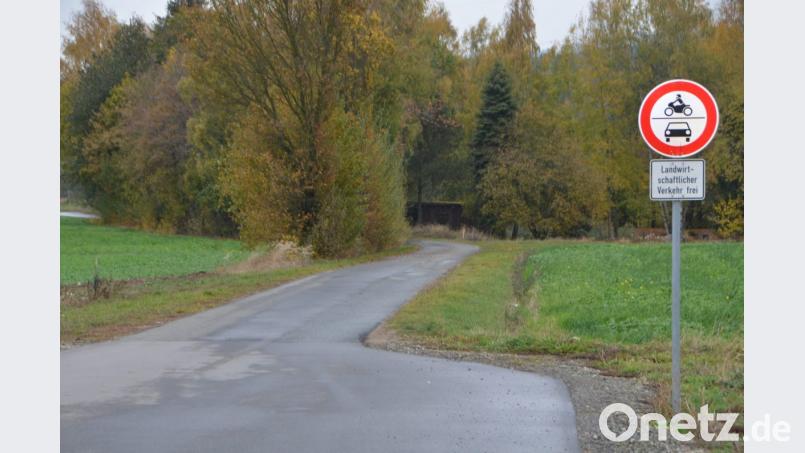 Eigentlich ist die weiterführende Flurbereinigungsstraße Zum Beckenkeller für den allgemeinen Verkehr gesperrt. Eine Spaziergängerin forderte nun eine Schranke und tägliche Polizeikontrollen, da das Verkehrszeichen von vielen motorisierten Verkehrsteilnehmern ignoriert wird. Der Verkehrsausschuss kam diesem Antrag nicht nach. Bild: dob