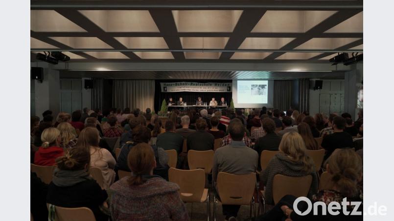 Vor allem Lehrer der beiden Weidener Realschule sitzen im Publikum und lauschen der Diskussionsrunde mit den Ehrengästen. Bild: Luskas Meister